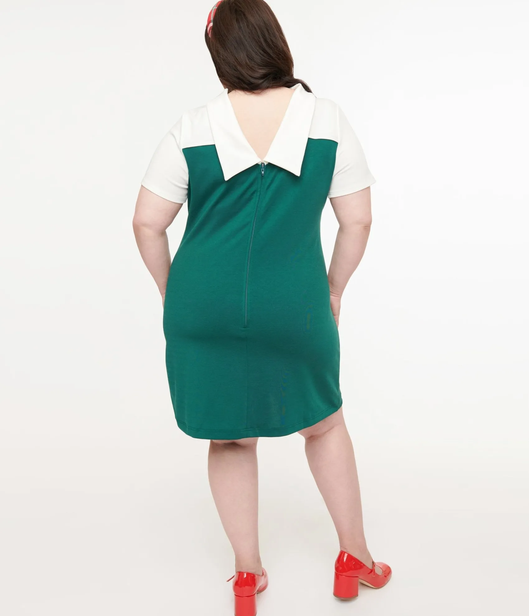 Unique Vintage Smak Parlour Plus Size 1960s Green & White Mistletoe Pocket Shift Dress Shop