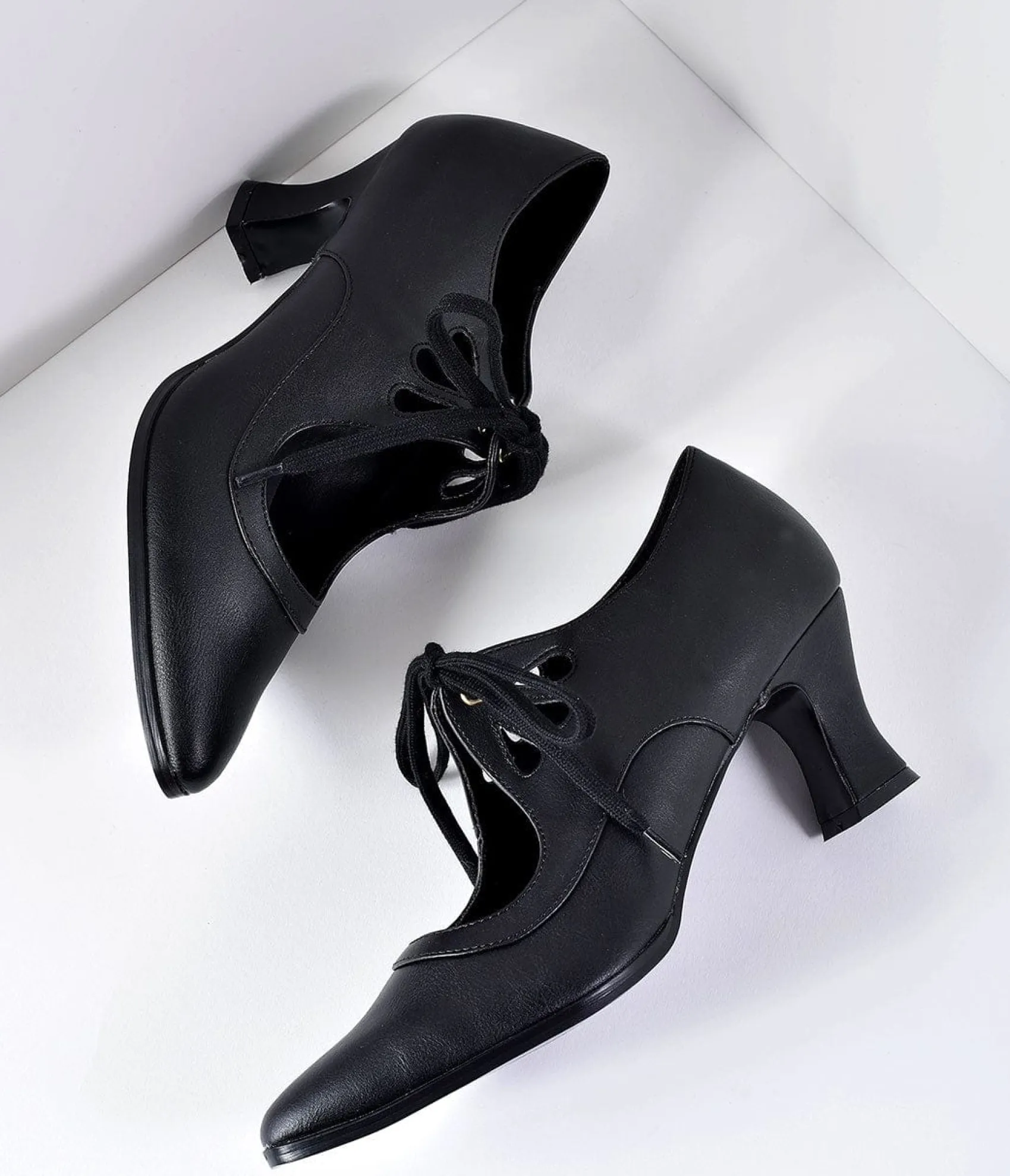 Unique Vintage Vintage Style Black Leatherette Bow Tie Pointed Toe Heels Best Sale