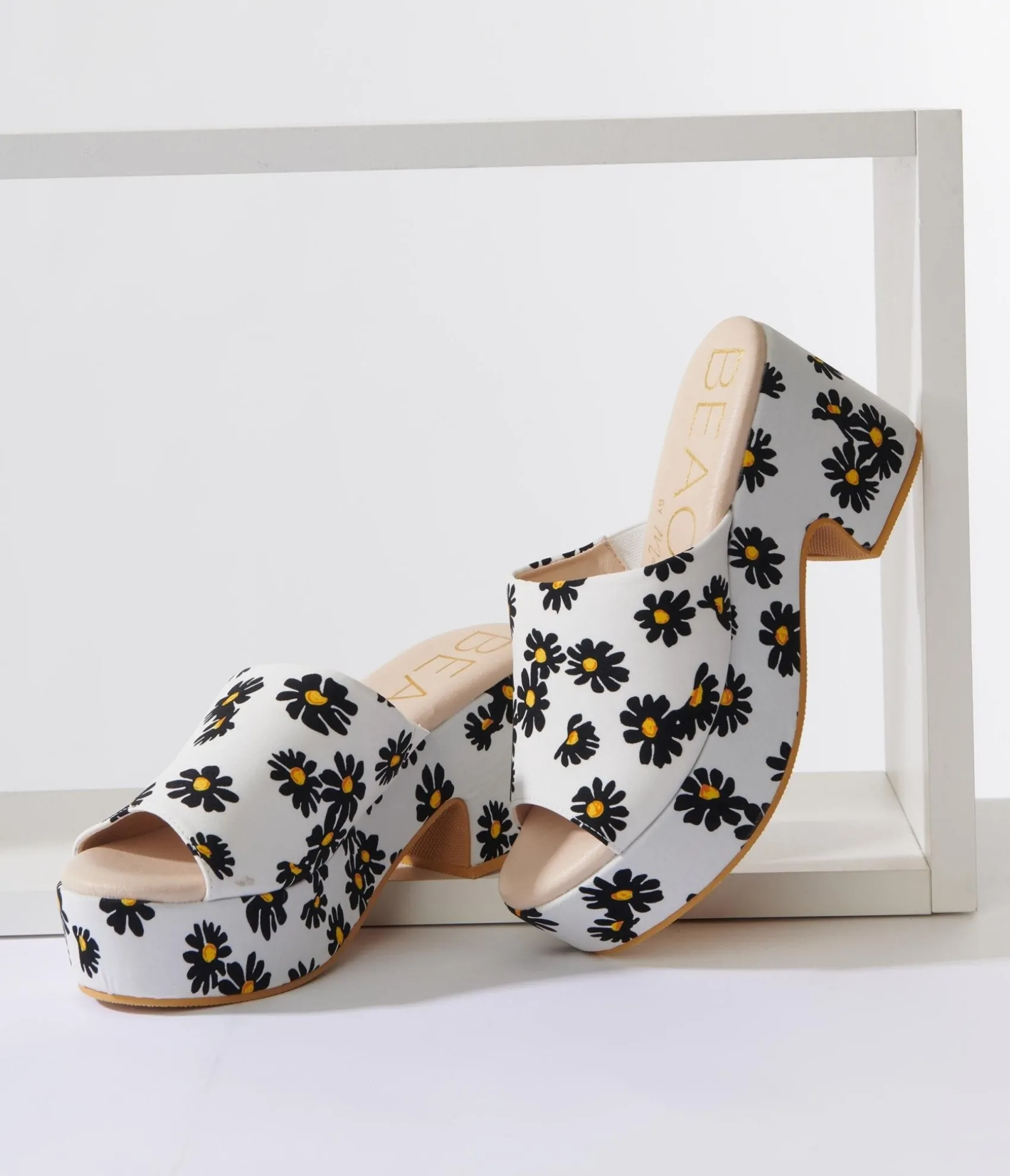Unique Vintage White & Black Daisy Print Platform Mule Flash Sale