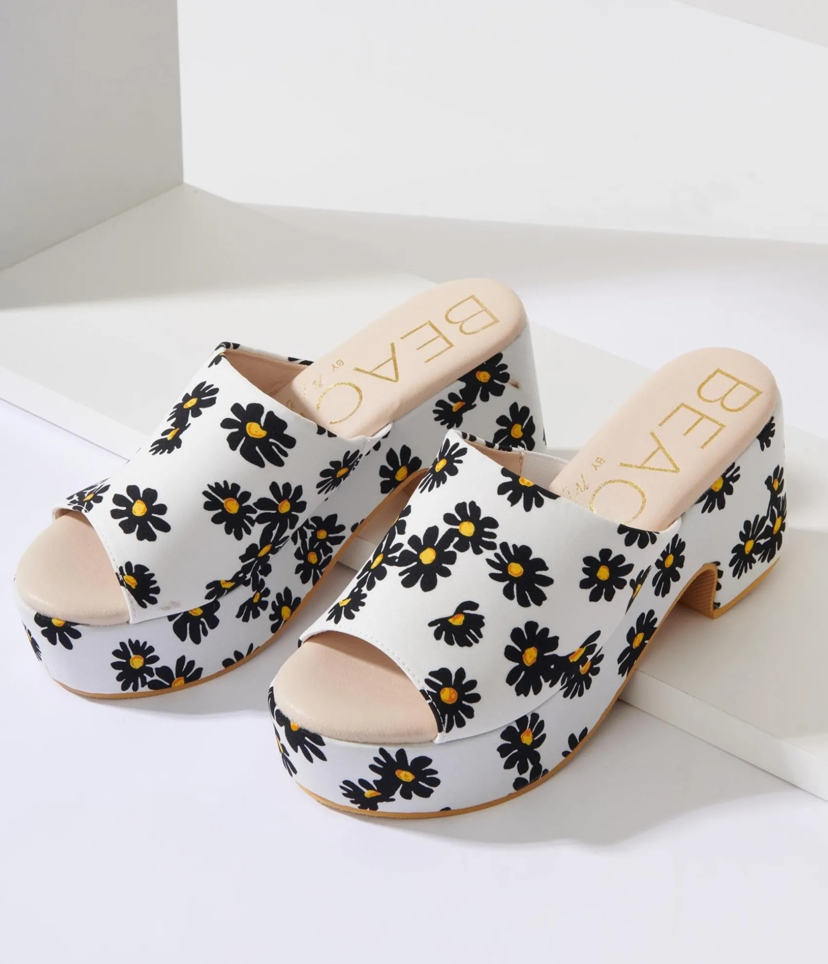 Unique Vintage White & Black Daisy Print Platform Mule Flash Sale